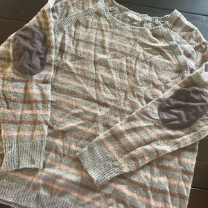 Super soft and oversized knit sweater with elbow patches